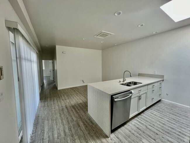 Building Photo - 4540 Ingraham St