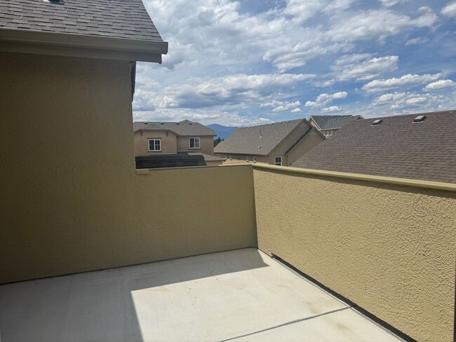 Building Photo - Living by the Lake! 3 bed, 2.5 bath, 3 car...