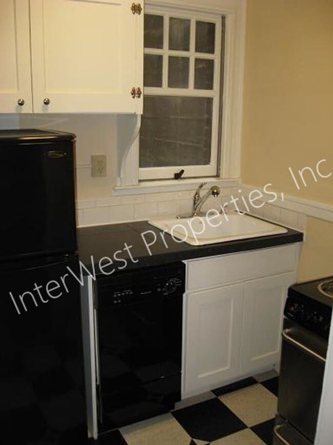 Building Photo - Studio Unit in the Alphabet Dist w/hardwoods & W/S/G included in the rent -Tudor Arms!