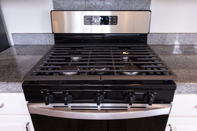 Building Photo - 631 Pacific St