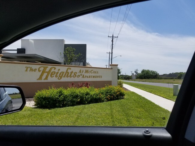 Building Photo - 904 E la Cantera Ave