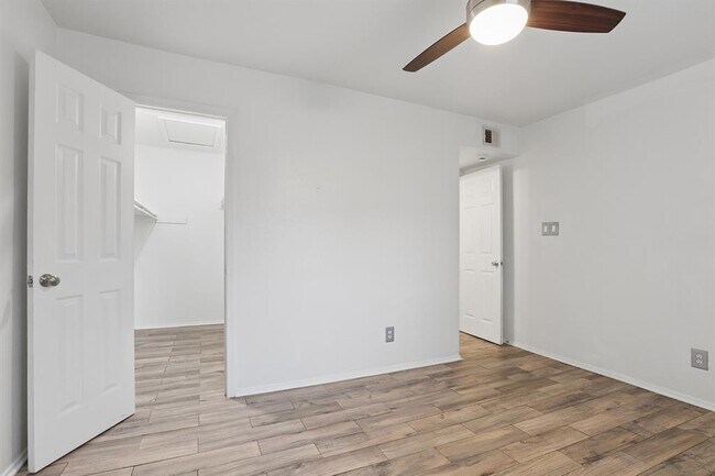 Building Photo - 6803 Woodhue Dr
