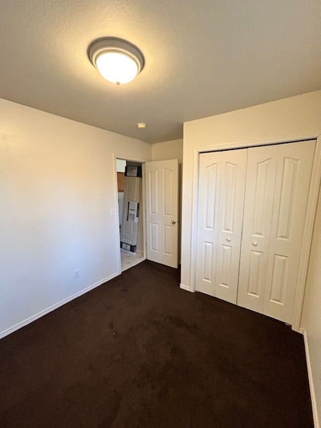 Building Photo - 3 Bedroom 2 Bathroom Centrally Located Tow...