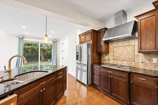 Building Photo - Elegant University Place Home with A/C, Tandem Garage, Office & Balcony Bedroom Near JBLM!