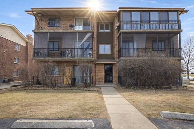 Building Photo - 9950 Treetop Dr