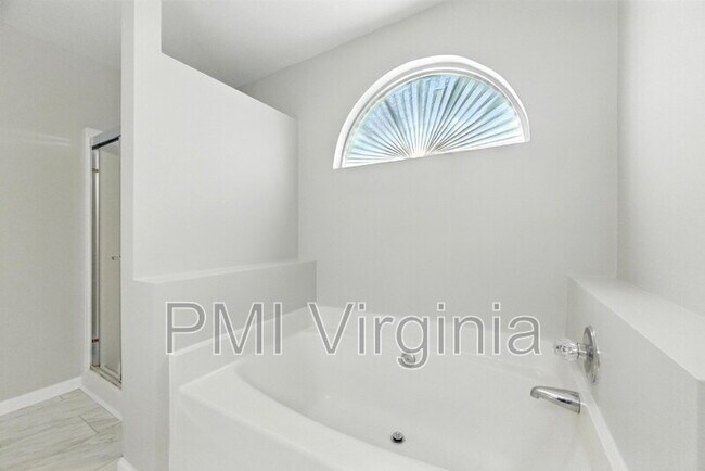 Building Photo - 6811 Dickens Ct E
