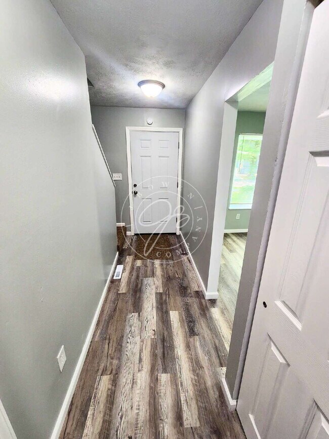 Building Photo - Fully updated like new inside! Central Air! Convenient location!