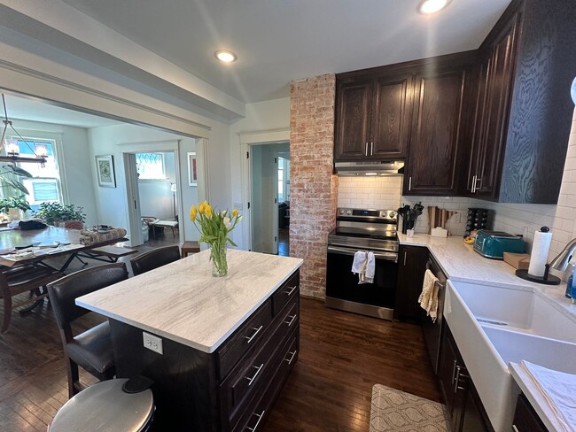 Building Photo - Spacious 3-Bedroom with Luxury Upgrades!!