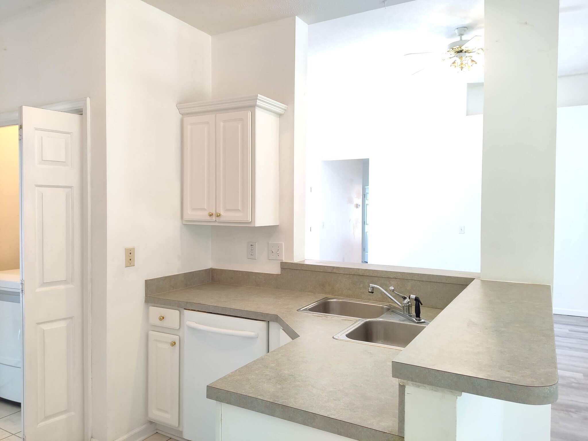 Building Photo - 529 Foxglove Ct