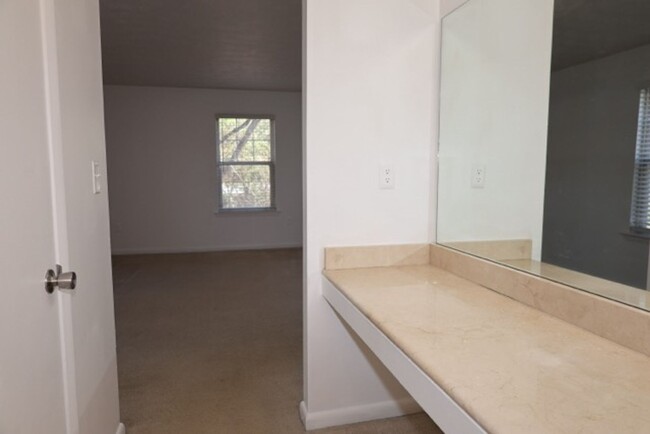 Building Photo - 2 bed 2 Baths Condominium-Rent (*2nd Month...