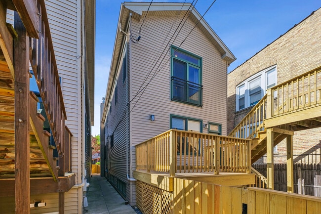 Building Photo - 4038 W Addison St