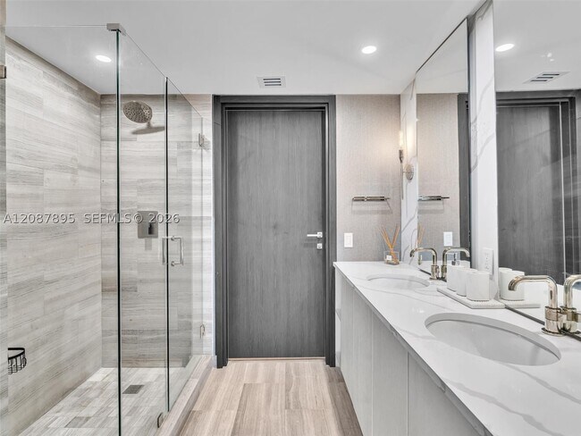 Building Photo - 1300 Brickell Bay Dr