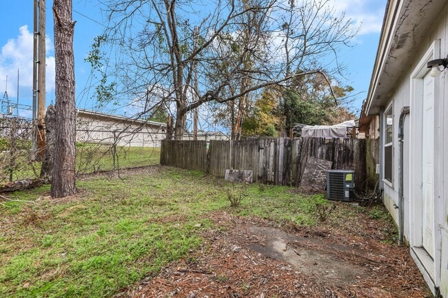 Building Photo - Upgraded 2x2 in great location AVAILABLE NOW