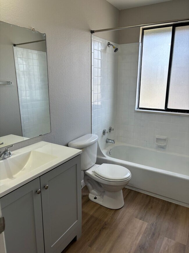 Building Photo - Two bedroom two bath apartment!