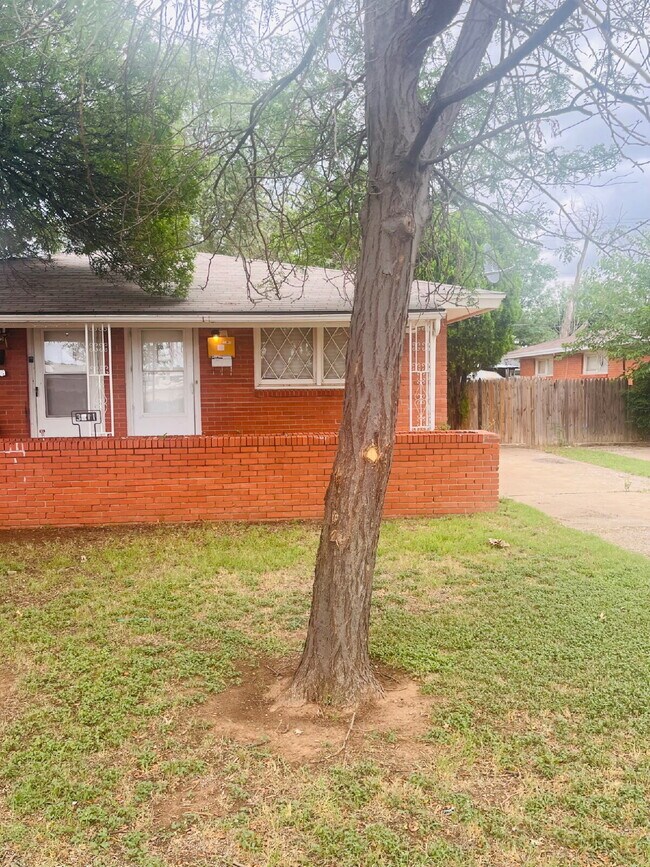 Building Photo - Cute 2 Bedroom Duplex