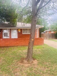 Building Photo - Cute 2 Bedroom Duplex