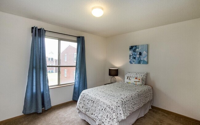 Building Photo - Large Two Bedroom Walking Distance to UIHC, on third floor