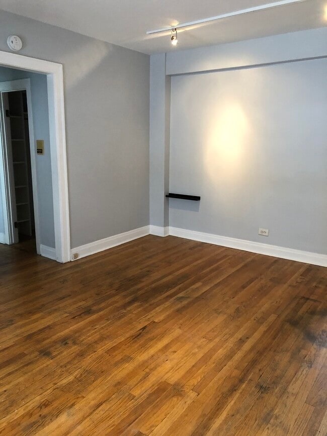 Building Photo - 2324 N Lincoln Park W