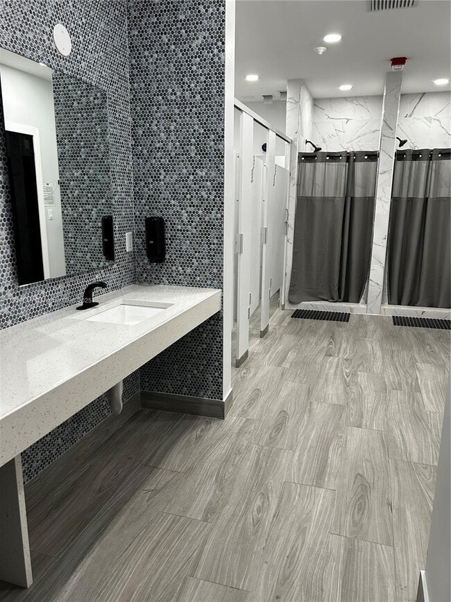 Building Photo - 16919 N Bay Rd