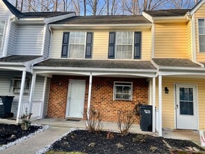 Building Photo - Forest Townhome
