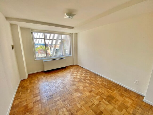 Building Photo - Great Foggy Bottom One Bedroom with Roof T...