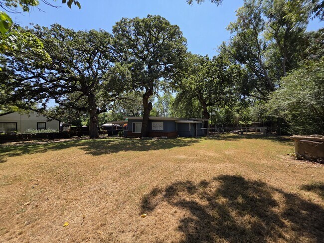 Building Photo - 522 E Davilla Ave