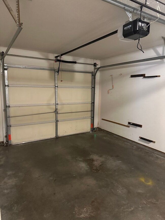 Building Photo - 3 Bedrooms and 2.5 Bathroom