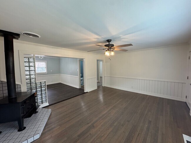 Building Photo - Cozy Home with Upgraded Finishes