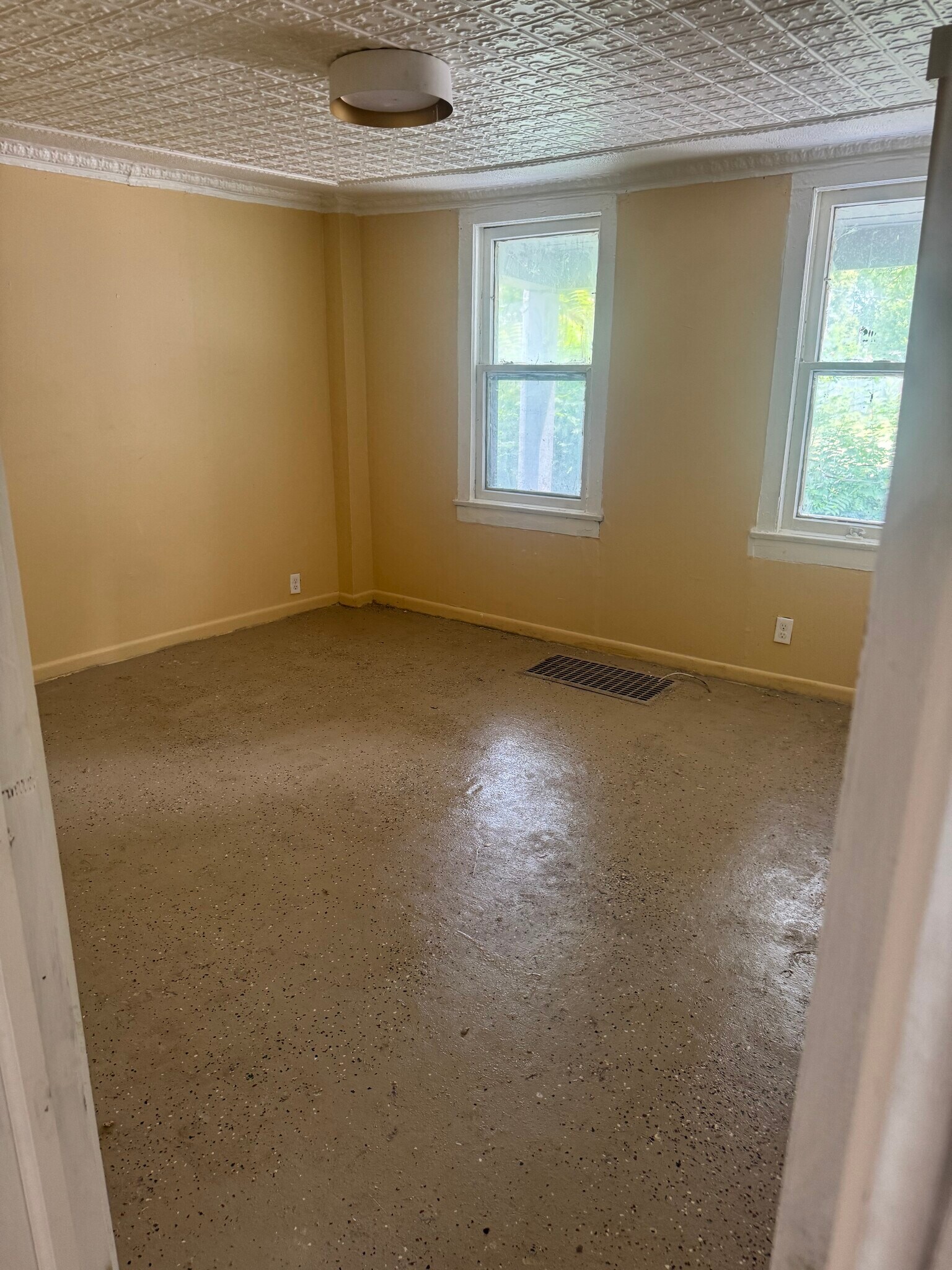 First floor bed - 143 York St