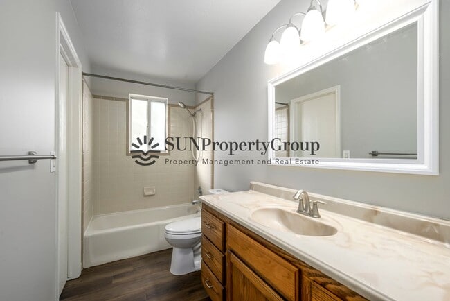 Building Photo - Great Updated Family Home in Excellent Clinton Location!