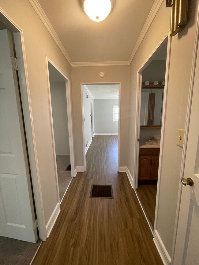 Building Photo - 3 Bedroom Single Family Home