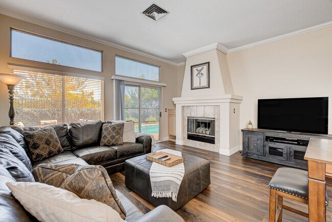 Building Photo - QUALITY FULLY FURNISHED SEVEN HILLS HOME WITH A PRIVATE POOL AND SPA