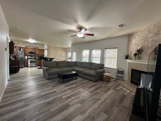 Building Photo - 2101 Charlotte Estates Dr