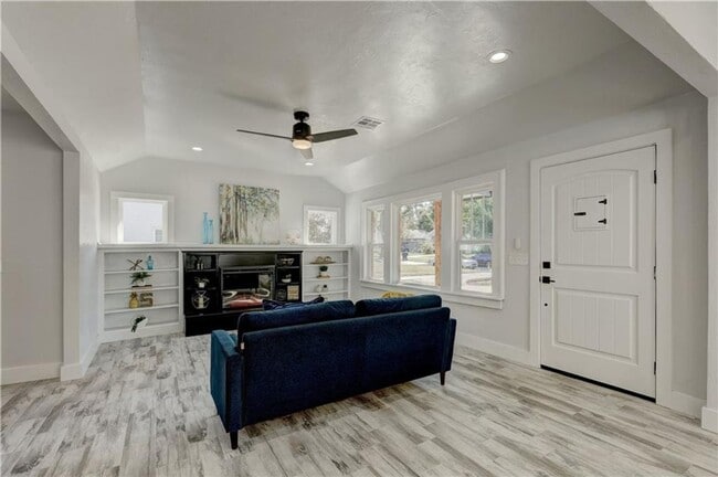 Building Photo - 3 Bed 2.5 Bath 1 Car Garage Built New 2021 in Gatewood Addition