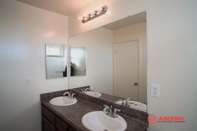 Building Photo - Stunning 2 Story Home!