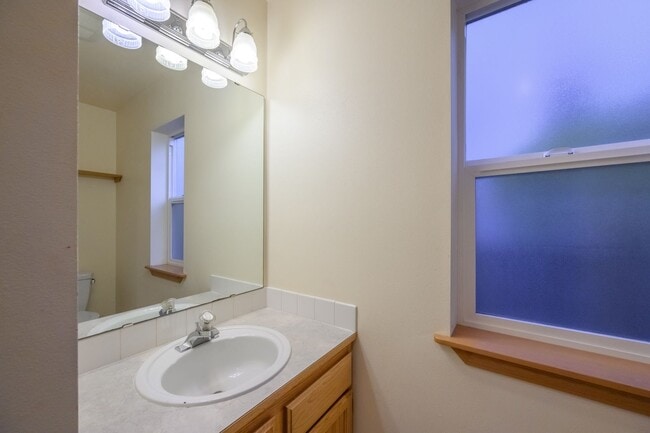 Building Photo - Available in June 2026 Well-maintained 3 bedrooms 2.5 bath townhouse located in the heart of Lake...