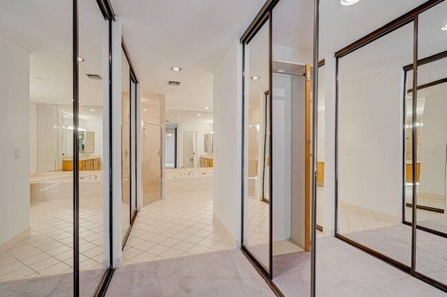 Building Photo - 223 E River Park Dr