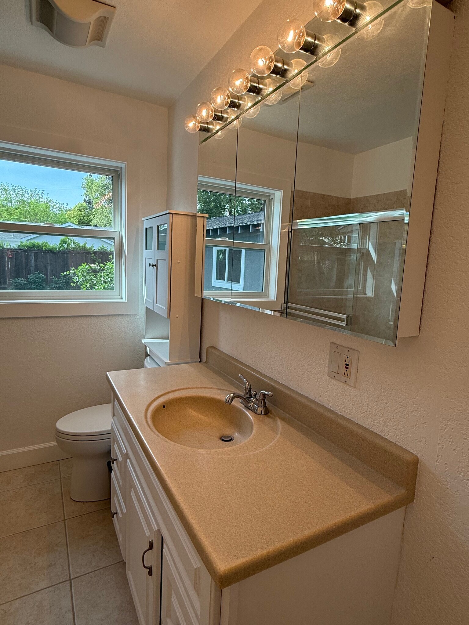 Building Photo - 3149 Rogers Ave