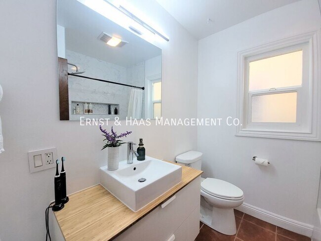 Building Photo - 1023 E 1st St