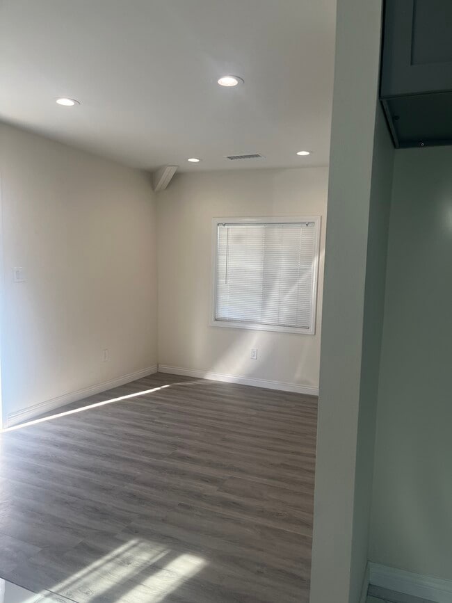 Building Photo - 321 E Truslow Ave