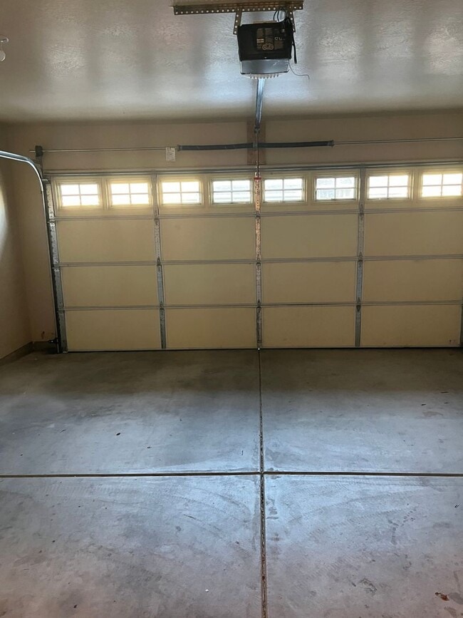 Building Photo - 3 Bedroom 2 Bath Single Family Home