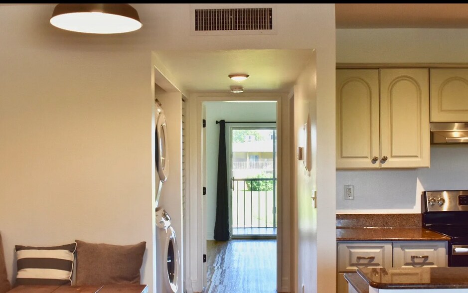 Building Photo - 1627 Meadows Cir W