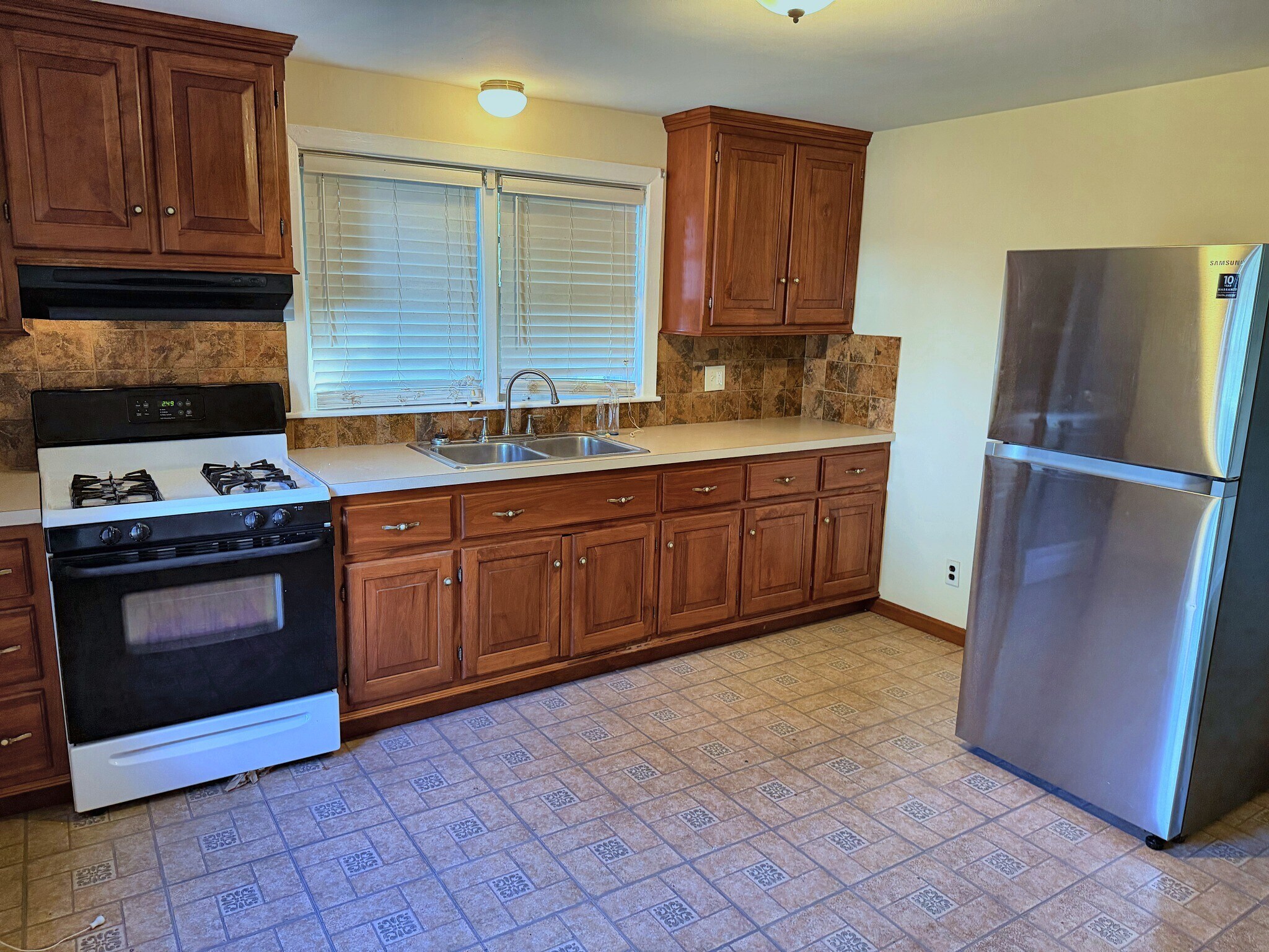 Kitchen - 629 Maple Dr