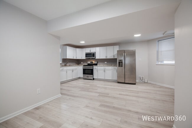 Building Photo - 4018 W Oakdale-1