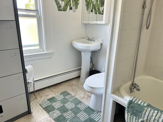 Building Photo - New Rochelle Fully Furnished Beauty