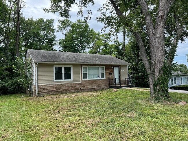 Building Photo - Gorgeous THREE bedroom home with one bath, AVAILABLE NOW!  Passed all inspections!  Private backy...