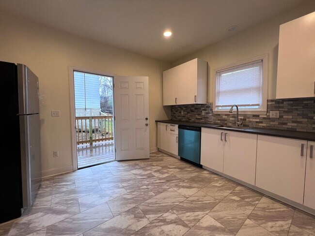 Building Photo - Updated 5BR 3bath house with off street parking!