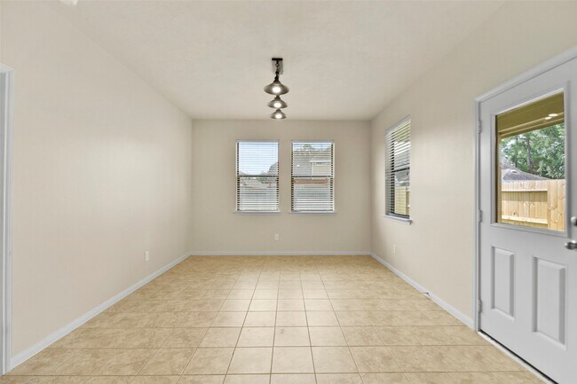 Building Photo - 16918 Lake Arlington Ln