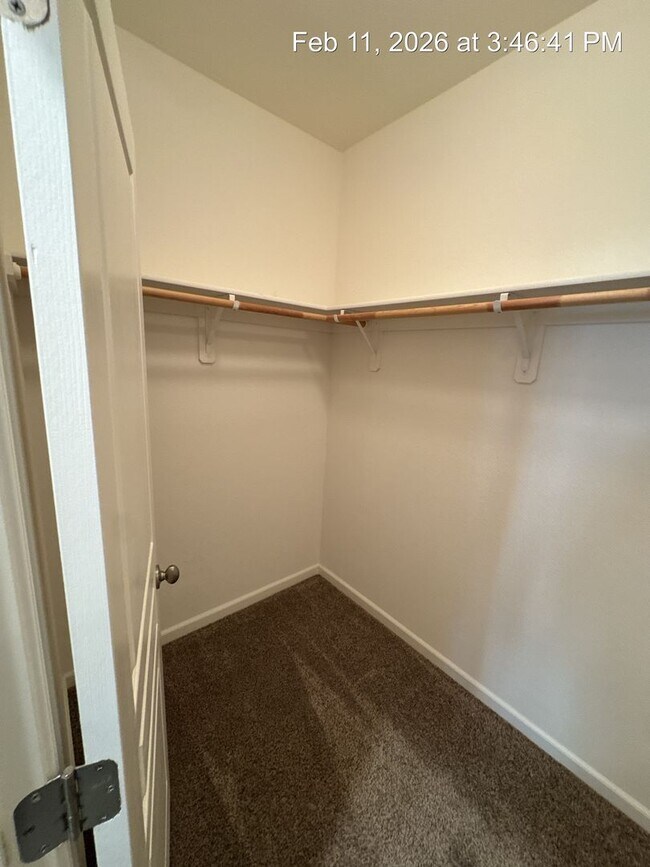 Building Photo - 4 Bedroom home! Rent Ready NW Visalia!