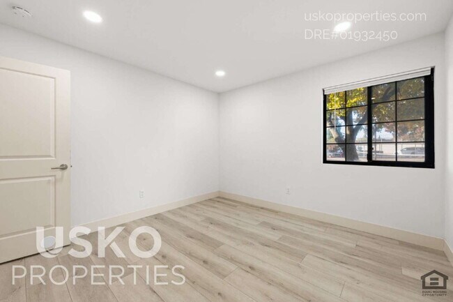 Building Photo - "Spacious 3-Bed Condo with 2 Baths in Citr...